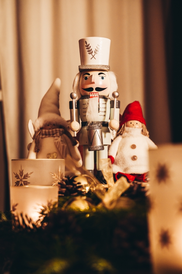 Kerstboom versierd met figuren